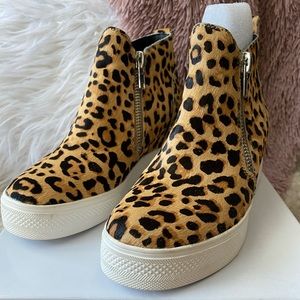 NWB STEVE MADDEN WEDGIE SNEAKER IN LEOPARD, SIZE 8